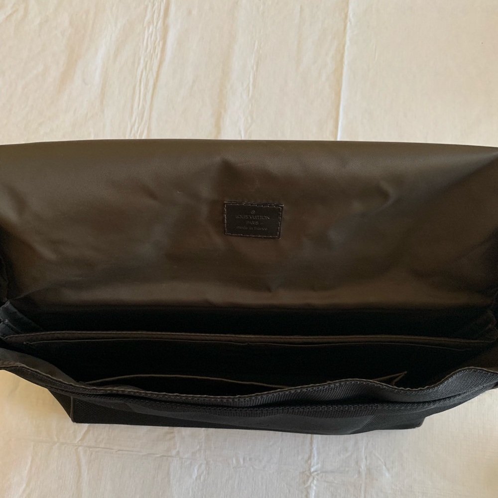 Louis Vuitton Damier Geant Messenger Bag - Picture 6 of 8